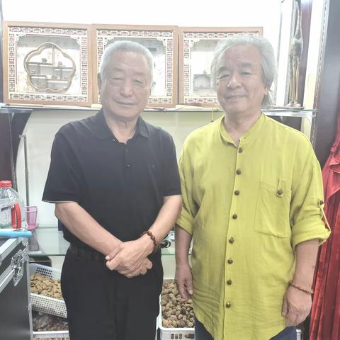 王军在大连拜访核雕国家级非遗传承人韩志耀老师