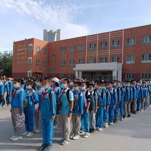 “激励、励志、感恩”——库尔勒市第十一中学六年级拓展暨毕业典礼活动