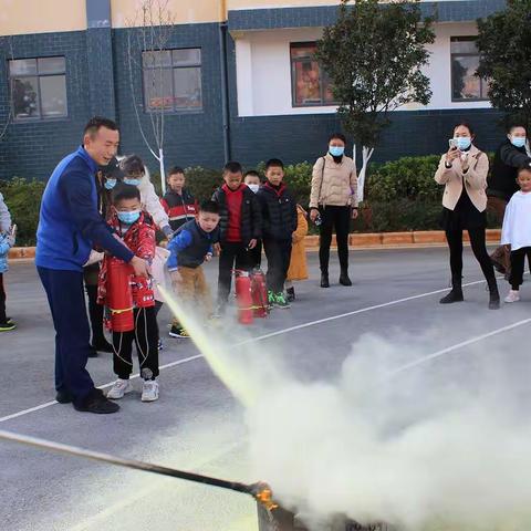 “小萌娃”进红门过足消防瘾