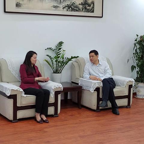 陕西军粮供应有限公司总经理田志华一行和濮阳县县委书记会面，随后参观凯利来食品有限公司