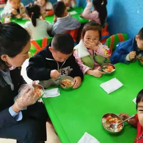 营养膳食,健康陪伴---记以琳阳光幼儿园“半日开放”陪餐活动