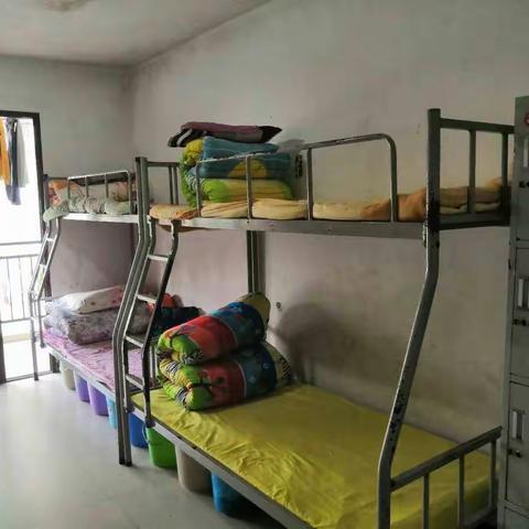 振兴学校初中部寝室安全隐患大排查