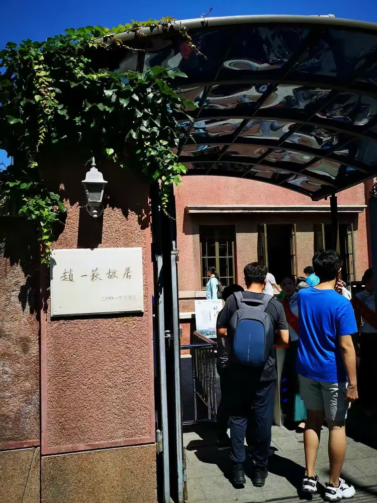 在帅府隔壁的地方，就是赵一荻故居，是少帅亲自找人设计并建设的。规模拿到现在来说算是非常大了，分为客厅