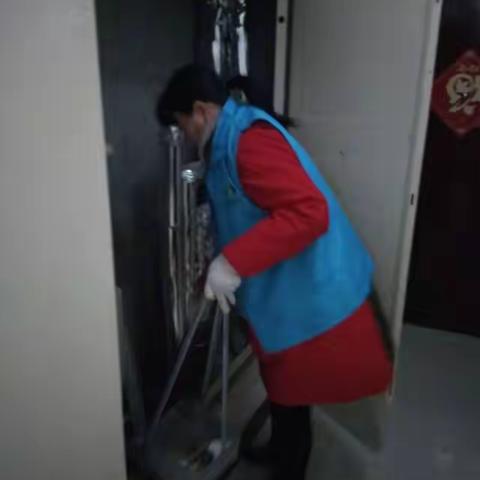 学府佳苑2018年12月16日周末，项目经理带领全体员工，全覆盖清理小区内卫生