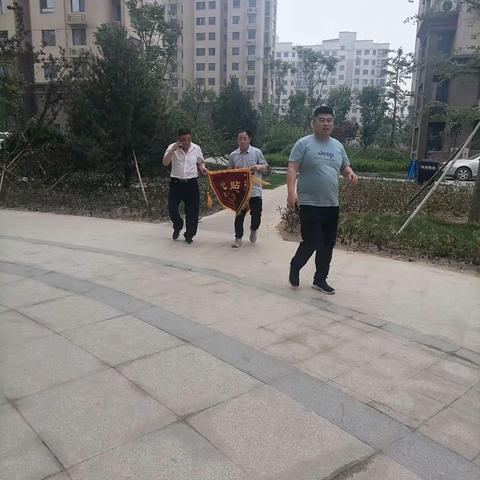 紫玉东郡物业服务中心用心服务温情暖人心，业主送锦旗表感谢