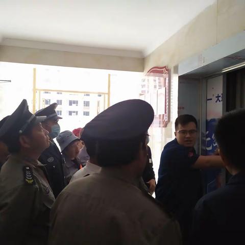 为加强电梯安全防范意识确保电梯安全运行2020年5月25日紫玉东郡开展电梯应急救援演练