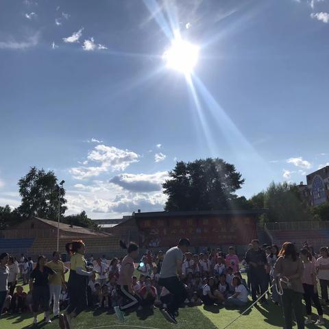 沽源县第二小学举行教职工“齐心协力跳绳比赛”