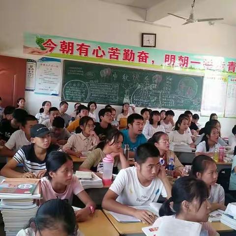 迎着朝阳，我们在不断努力———巾石中学高效课堂优质课竞赛在热火朝天地展开