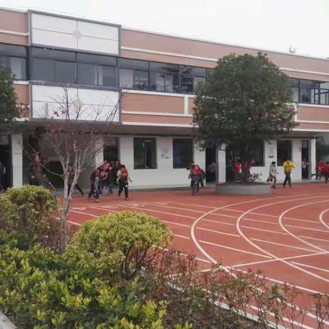 八卦洲下坝小学进行消防撤离演练