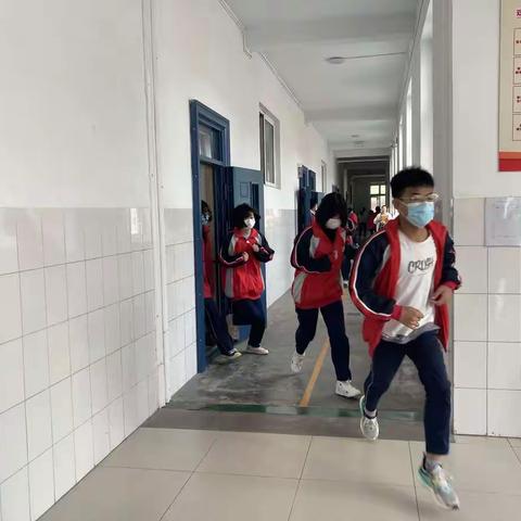 开展消防演练，筑牢安全防线——正定县第七中学消防安全演练