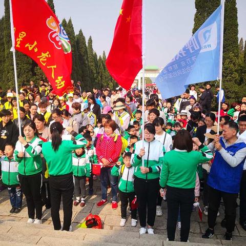 启明星小龙人幼儿园携手新泰网络志愿者协会2019清明节祭扫活动圆满结束👏👏👏💐💐