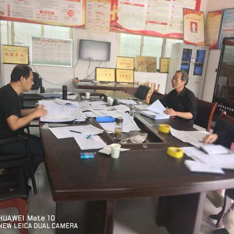 马蓬村就脱贫攻坚自查整改资料完整性的核对。