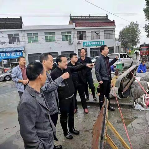 县委书记杨向喜检查我镇防汛救灾工作。