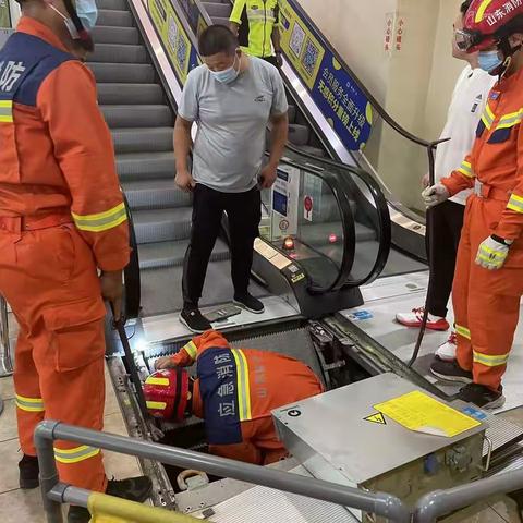 儿童电梯卡脚，消防、交警接力救援