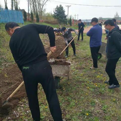 魏依华校长带领教师种花美化校园