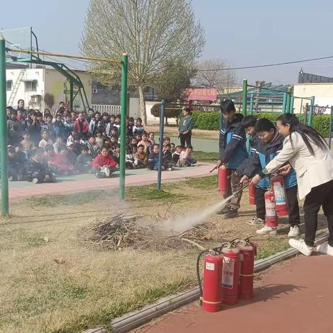 消防🧯演练，防范未“燃”🔥——庞寨乡庞寨完全小学消防演练