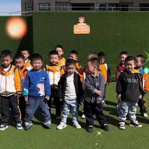 慧凡🦁 佳苑幼儿园中二班  十一月        《感受爱、学会爱、分享爱》