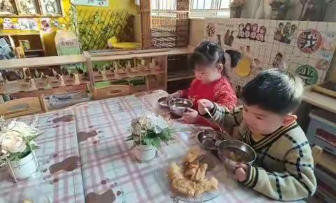 煤气化一幼菠萝班(小班)进餐活动