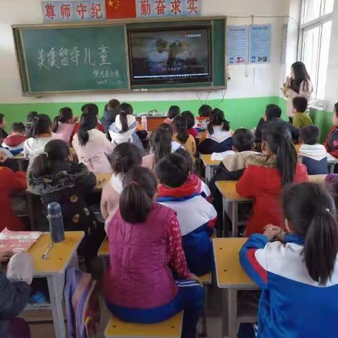 樊河道小学全体师生观看公益微电影《红指甲》