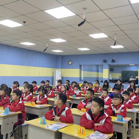 同课异构，各显身手——记武宁六小“数感、量感的培养与发展”专题教研活动