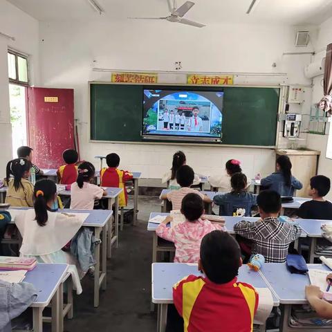 薛湖镇八一希望小学组织学生观看《河南省最美中小学生颁奖典礼》