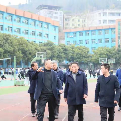 领导关怀共谋学校发展，强化管理再创㽏中辉煌
