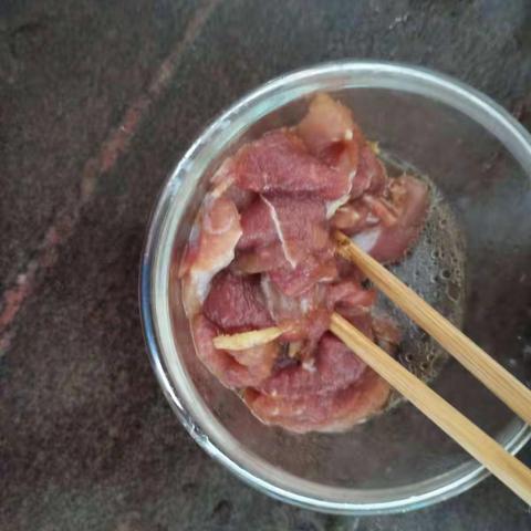 我是韶实七年级13班的张诚俊——肉片炒豆角