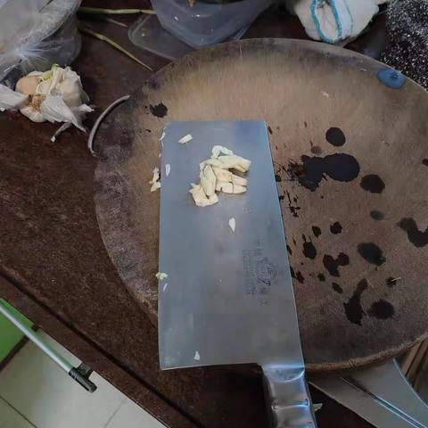 我是韶实中学七年级13班的张诚俊——蒜蓉炒青菜