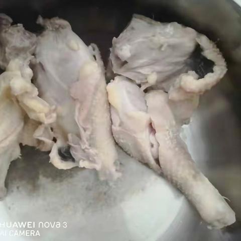 我是韶关实验中学七（13）班的张诚俊——花旗参板栗煲鸡汤