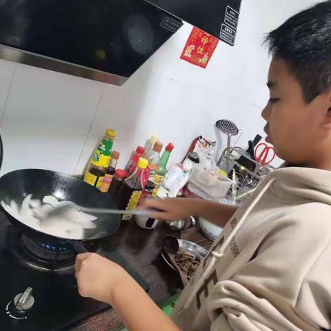 我是韶关实验中学七年级（13）班的张诚俊——熟鸡肾炒白萝卜