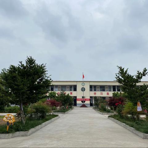 洙湖镇中心学校领导带领全镇校长莅临贺店小学观摩