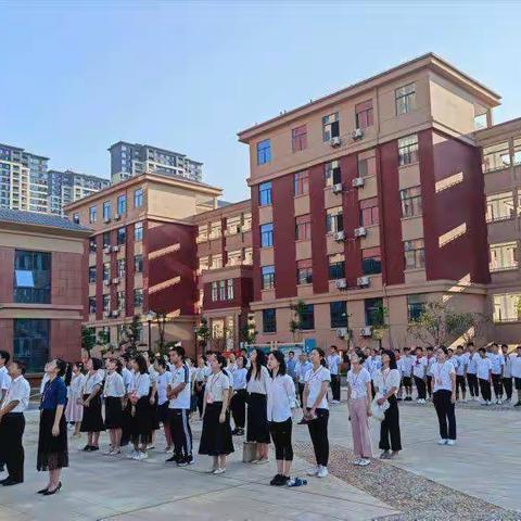 力创“竞秀”班级，争做文明学生一一抚州市第二实验学校首次颁发“竞秀班”流动红旗