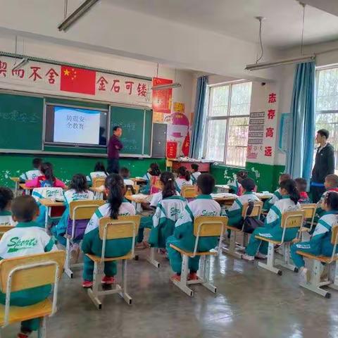 飞云镇坡头小学地震逃生演练