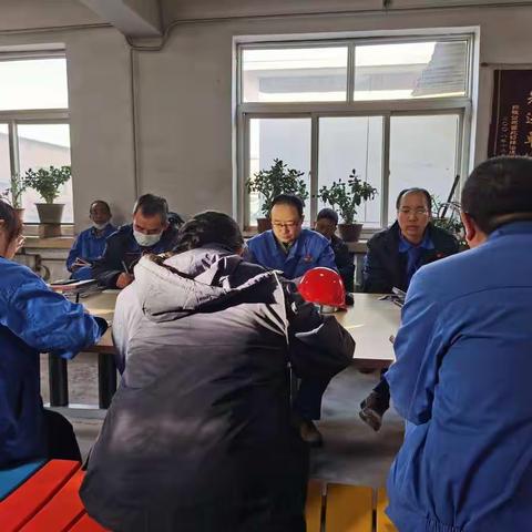 西北铅锌冶炼厂副厂长李德磊为机关三支部党员上专题党课