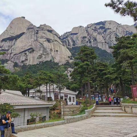 “江山云泼墨，玉宇天柱山”