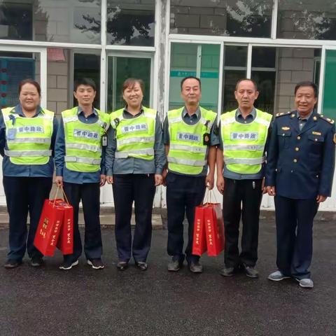 晋中公路分局张一鸣科长代表分局到界都超限站坚守工作岗位的检测组进行慰问