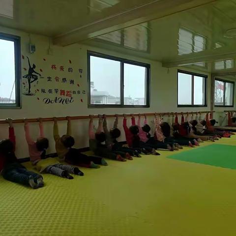 红太阳幼儿园全体教职工恭祝大家新年快乐！