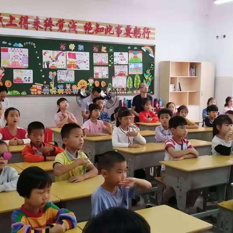 紫帽中心小学：责任督导进校园督导学校教学工作