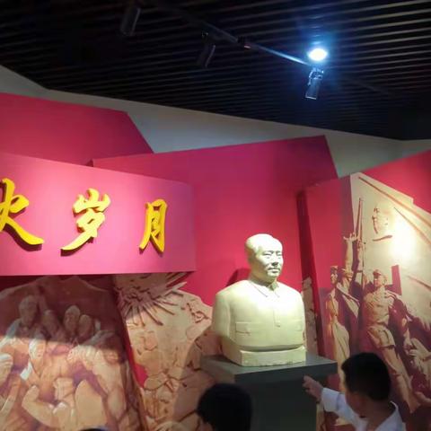 一2班白鸽中队，铭记历史，缅怀先烈，悼念英雄。参观罗平县博物馆有感。