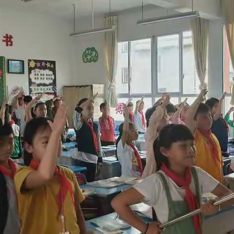 四3班星星中队，关爱自然，刻不容缓，主题队会活动。“大自然不需要人类，人类需要大自然！”