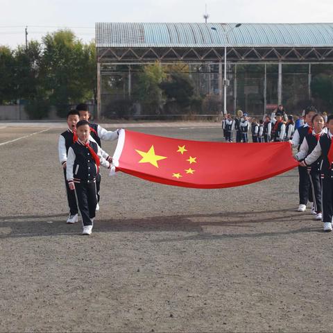 红旗飘飘伴我成长，争做优秀好少年——记抚顺市实验小学三（三）中队升旗仪式