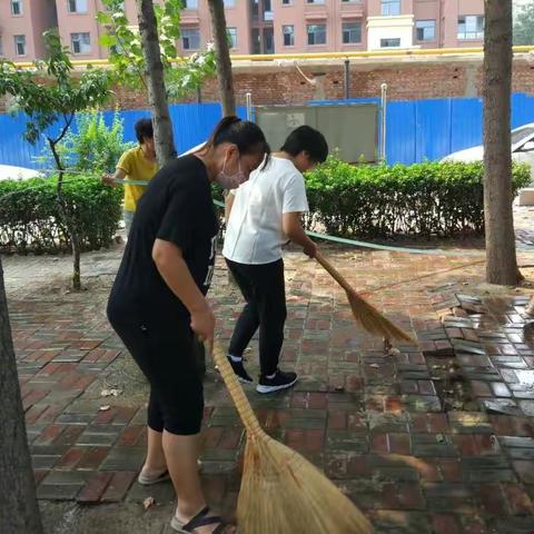 团结街道尚泉社区组织居民开展全民洗城