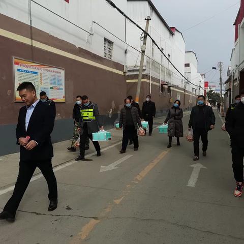 何王庄村委会为过生日老人送温暖