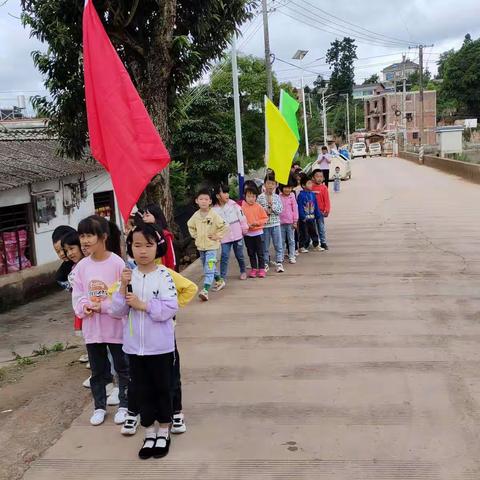 2022年竹基镇斗坞幼儿园开展了“走进小学 ，感悟成长”幼小衔接参观小学活动