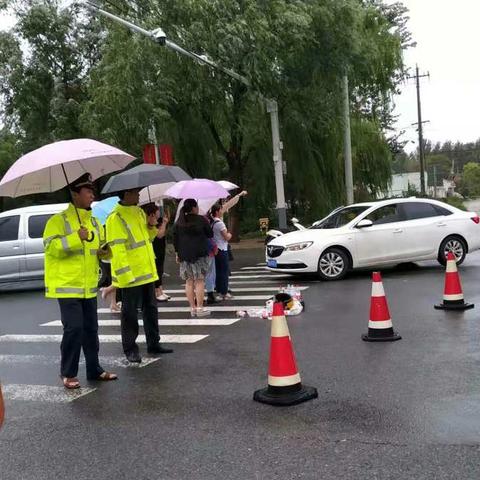 风雨中的路政员