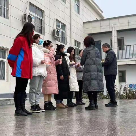 表彰优秀，再创佳绩——香山街小学举行优秀班队会及手抄报表彰大会