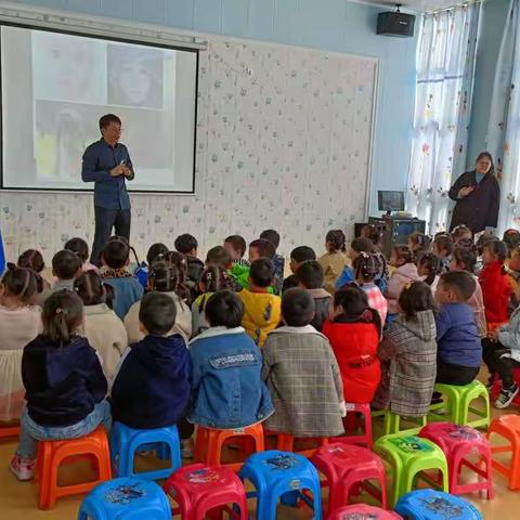 “目”浴阳光，“睛”彩世界－－哆来咪幼儿园近视防控宣传月活动