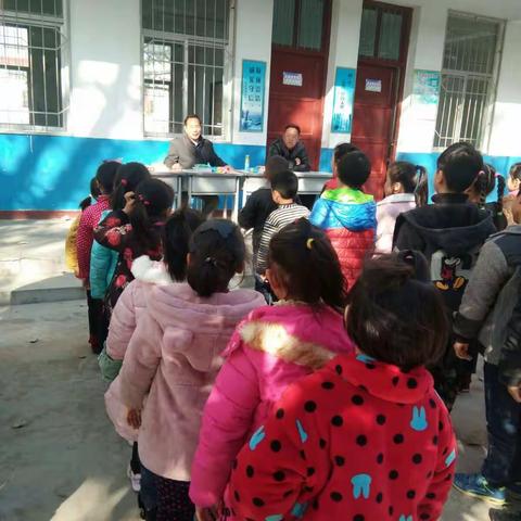 冯老庄小学期中总结表彰大会暨新队员入队仪式