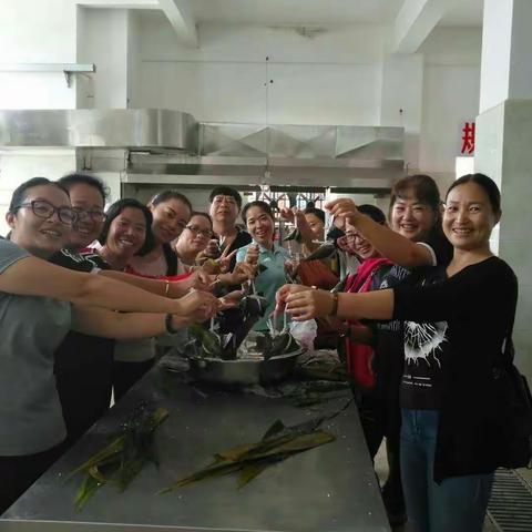 同样的环境和时间，不变的你我，激动的是心情，包进的是感情，传递的是温暖和开心;粽香带给你，健康快乐围着你