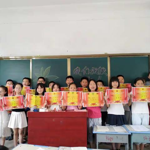 我们班59张笑脸组成一个团结奋进的班集体,一个温馨和谐的大家庭,一个生机盎然的乐园。